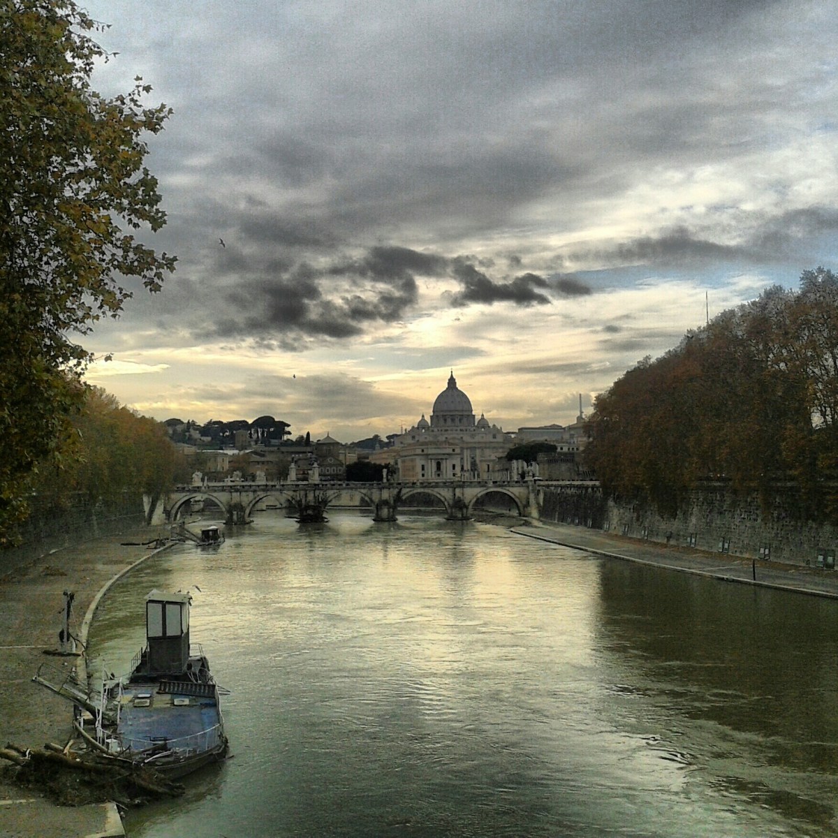 Vista dal Ponte Umberto I a Roma nel primo pomeriggio del 13 dicembre 2012.