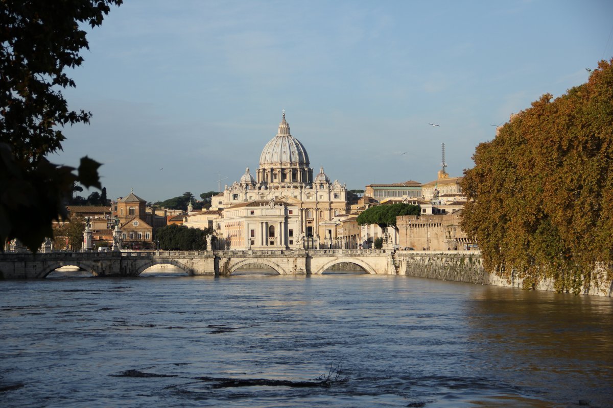 Vista dal Ponte Umberto I a Roma il 14 novembre 2012 con il Tevere in piena