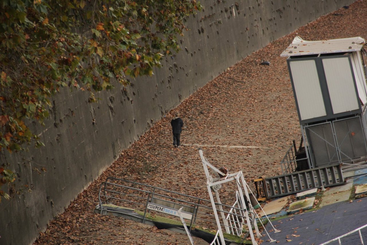 Passeggiata solitaria sotto il Ponte Umberto I a Roma