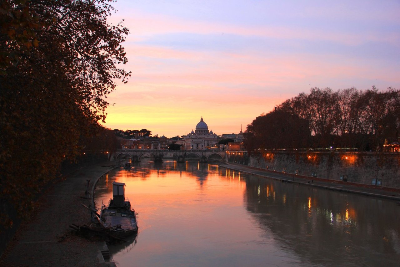 Vista dal Ponte Umberto I Roma con tramonto il 22 dicembre 2012
