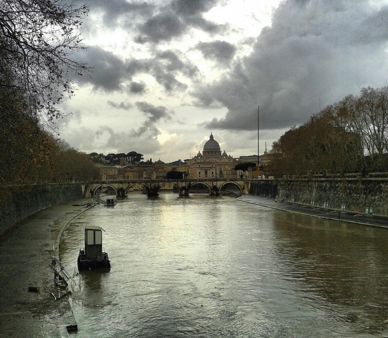 Vista dal Ponte Umberto I a Roma il 14 gennaio 2013. Livello del Tevere è alto