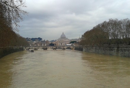 Tevere in piena con il nuovo Papa